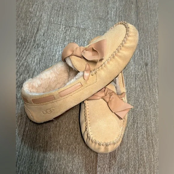 UGG DAKOTA LEATHER BOW SLIPPER SIZE 8 - Picture 1 of 9